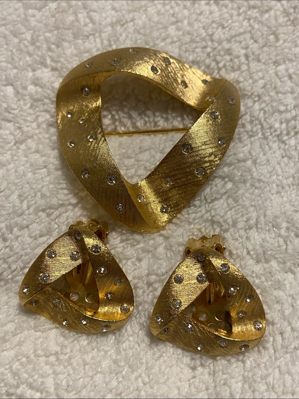 Vintage Lang Gold tone Ribbon-Style Brooch and Clip Earrings Set